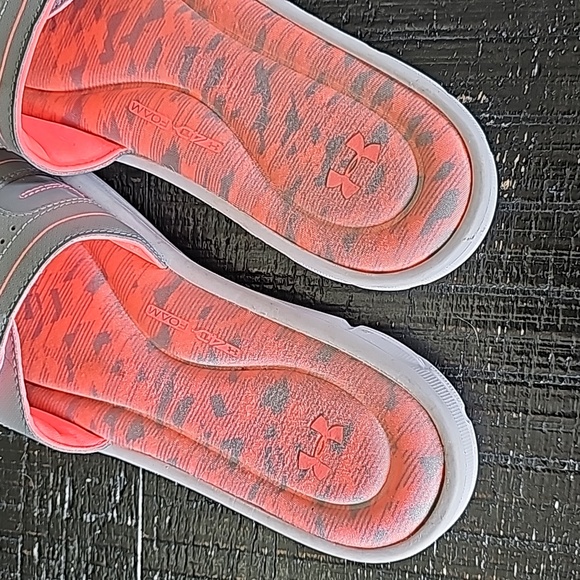 Women's SZ 10 Under Armour coral colored Sandals - Picture 3 of 7